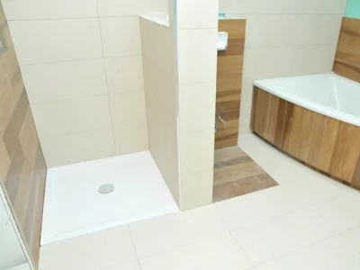 Czym przykleić brodzik?