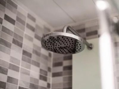 Jaką wybrać i jak zamontować deszczownicę w łazience?